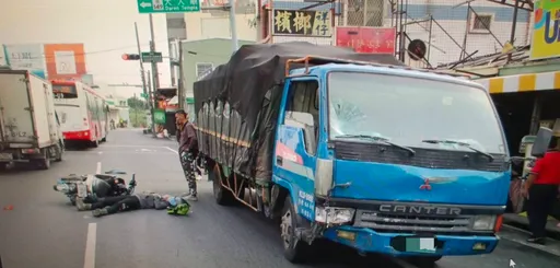 驚險！貨車疑闖紅燈急彎又閃車　騎士倒楣挨撞全身傷滑行5米