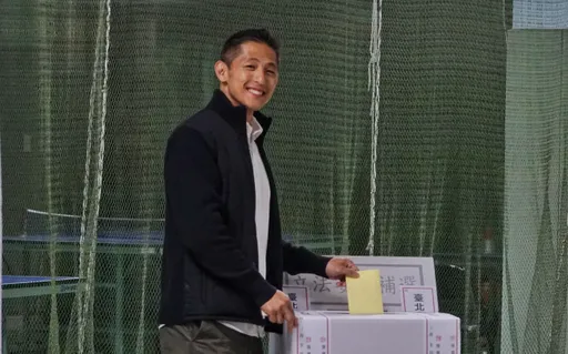 吳怡農「幸運物」伴投票!太太沒投原因曝光 吐露「矛盾」的心情