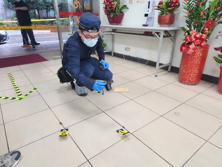 警方在銀行內進行蒐證。翻攝畫面