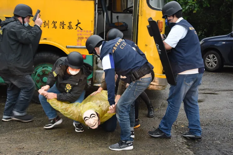 警方出動圍捕，順利逮捕嫌犯。翻攝畫面