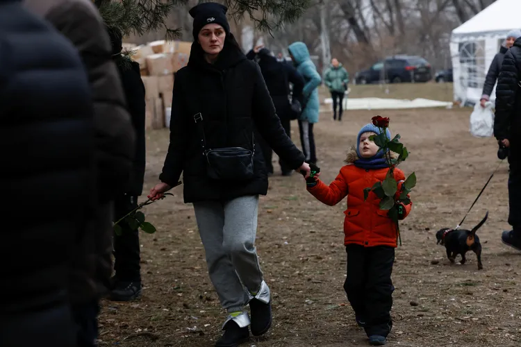 民眾到現場對死難者致意。路透社