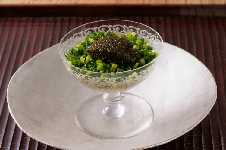 神田裕行客座台北萬豪酒店KOUMA日本料理 小馬期間，將帶來東京本店全新招牌料理「鮮魚魚子醬」。業者提供