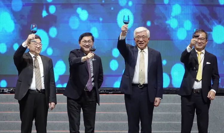 和碩時隔3年舉辦實體尾牙晚會，董事長童子賢(左2)上台歡慶。莊宗達攝