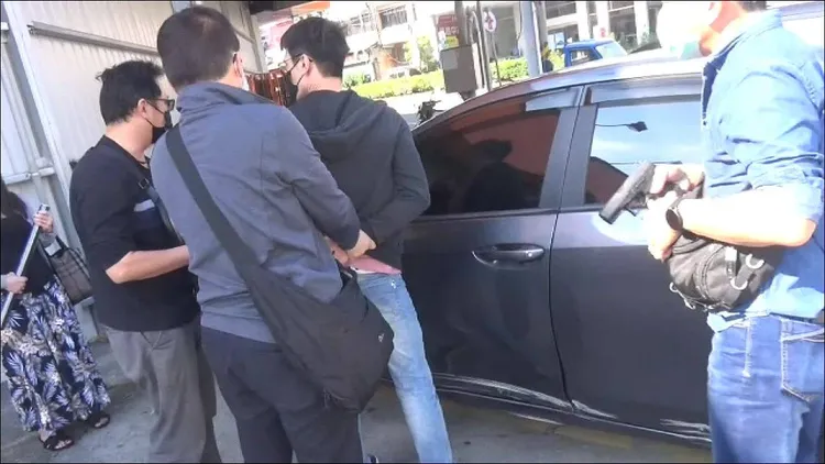 警方趁莊嫌帶妻子到賣場購物時，將其逮捕。讀者提供