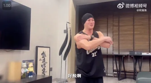 何潤東完成9個單手俯臥撐，誠意滿滿。翻攝自何潤東微博