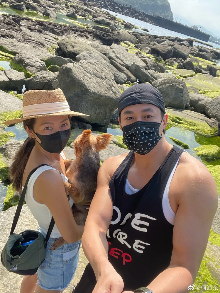 何潤東（右）與老婆Peggy生活幸福。翻攝自何潤東微博