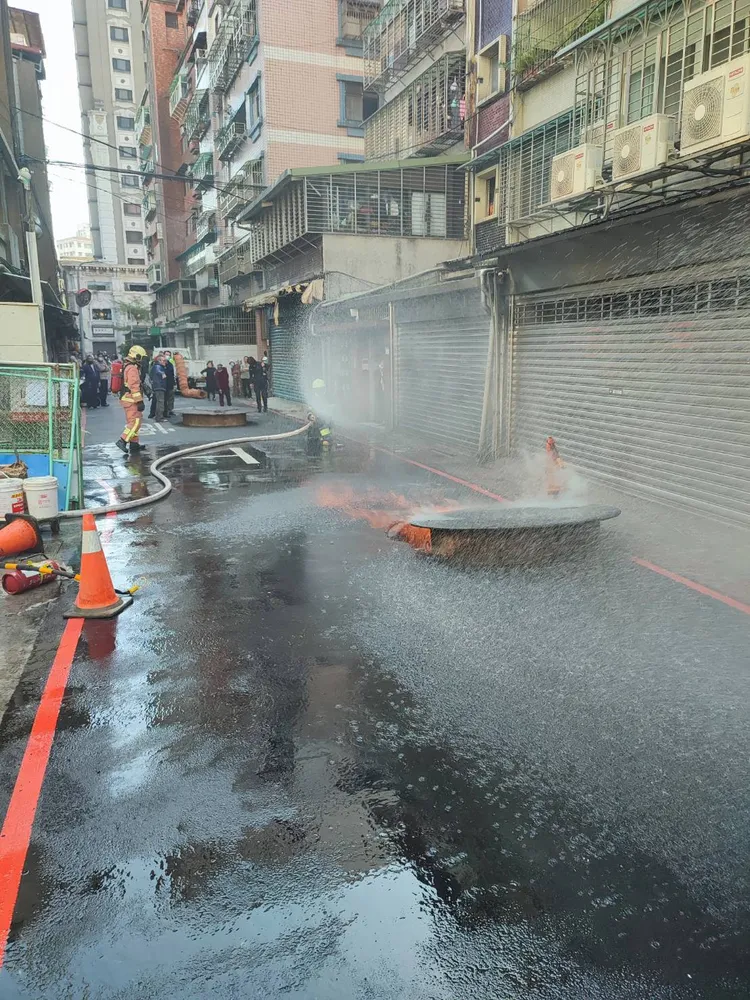 警消到場鋪水線滅火。翻攝畫面