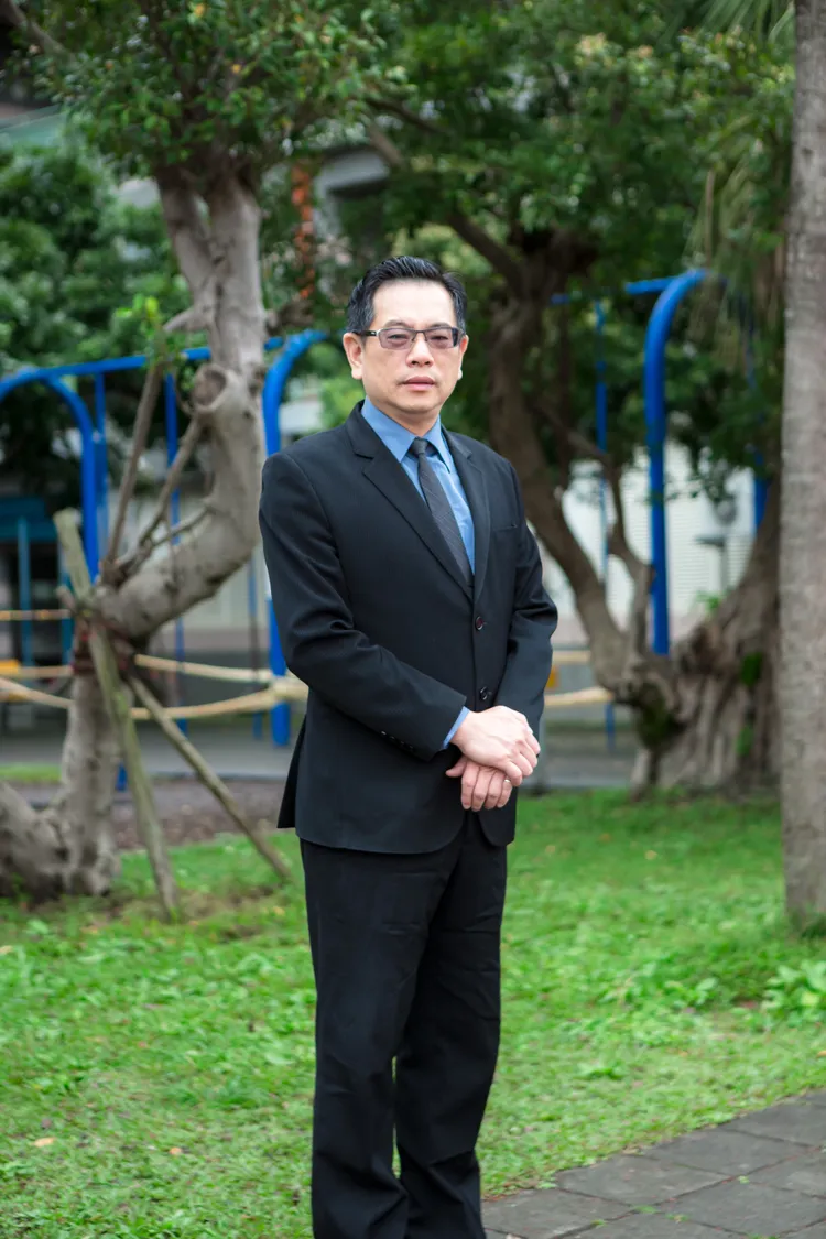 公正國小校長簡信斌出身教育世家，具教育現場實務經驗及豐富美學素養。縣府提供