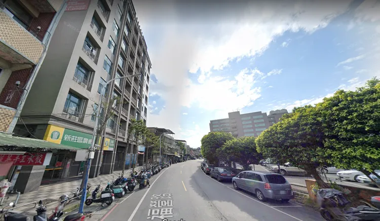 福營路屬於捷運輔大站生活圈範圍，學區則有丹鳳國中小學，居住密度高而且商家林立，向來吸引首購、換屋族。翻攝Google map