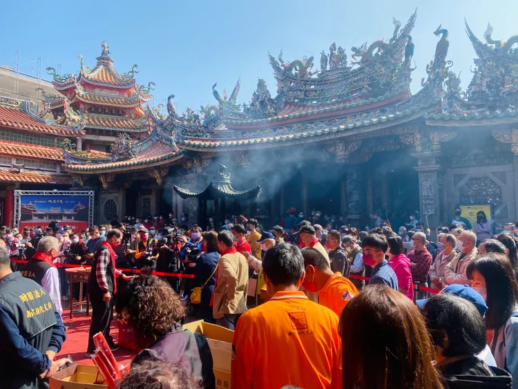 現場有湧入數百人圍觀。王志弘攝