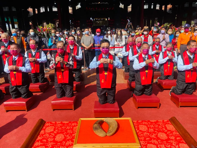 廟方循古禮舉辦國運籤，流程嚴謹。王志弘攝