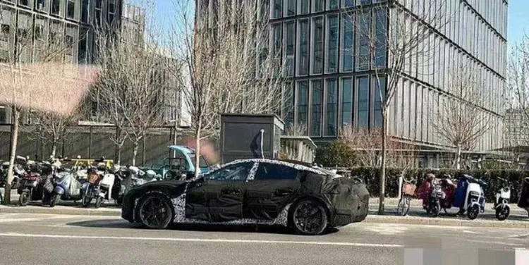 疑似小米首台電動車，車身為跑車設計。翻攝網易新聞