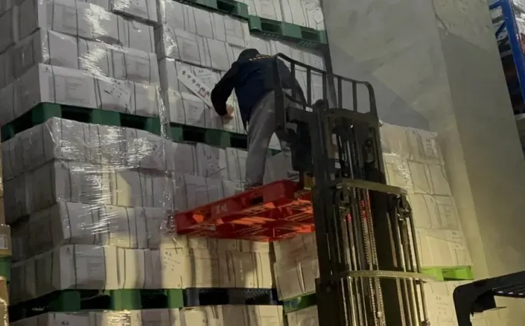 台中市衛生局在連鎖餐廳「江小魚酸菜魚鍋」倉儲、加盟店，查獲過期巴沙魚39公噸。台中市衛生局提供