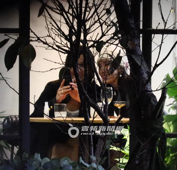 Penny與陳若儀（右）開心玩自拍。特勤中心攝