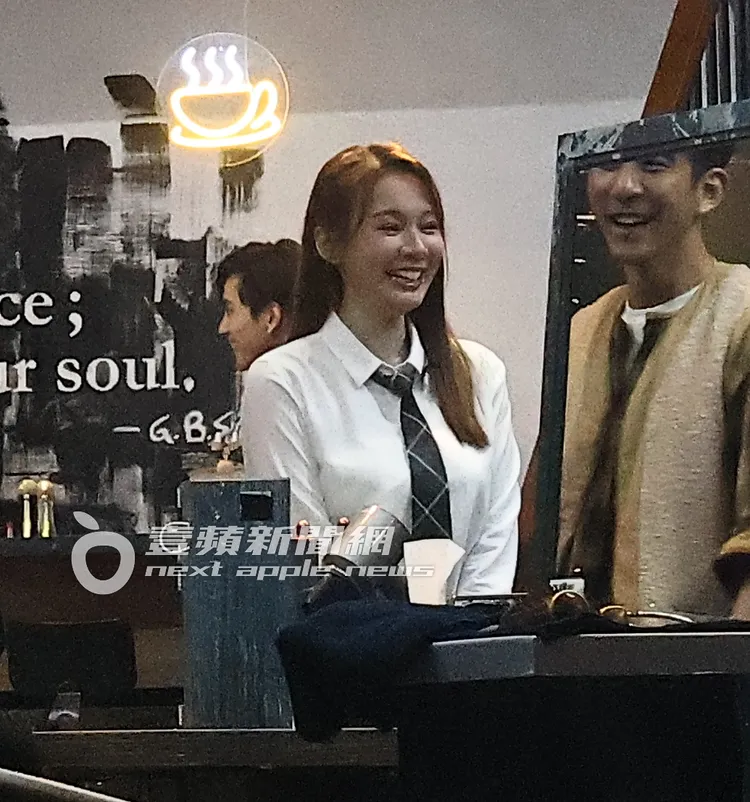 性感女星林莎（中）穿著襯衫，曲線美好。特勤中心攝