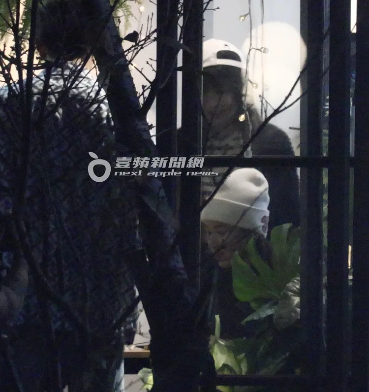 謝金燕（白帽站立者）在陳若儀旁邊打理造型。特勤中心攝