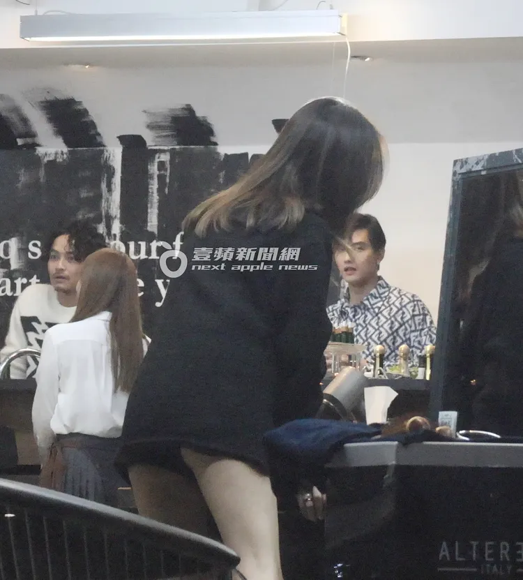 Penny起身離開時露出屁股蛋。特勤中心攝