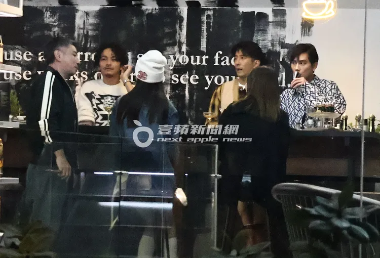 詹仁雄（左起）與楊銘威、修杰楷（右三）等人坐著討論節目內容。特勤中心攝