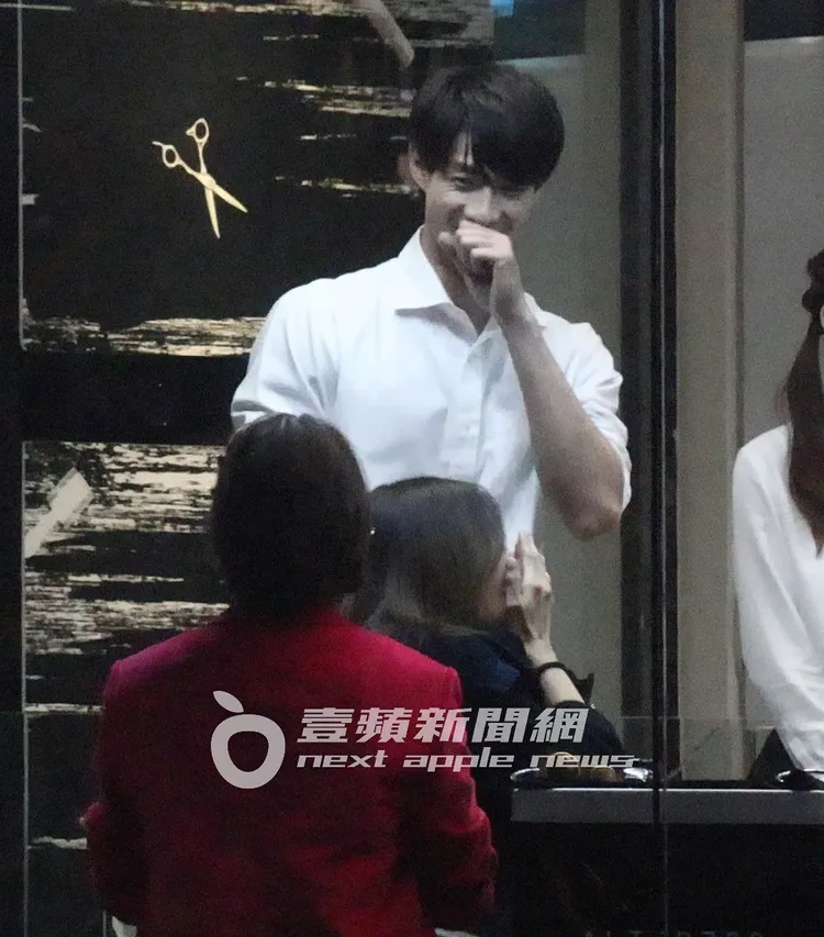 「Hold姐」謝依霖（紅衣者）講了搞笑的話逗大家發笑。特勤中心攝