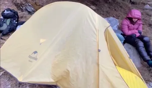 跨年攀金子山摔斷腿 救難隊辛苦了!10小時接力揹女山友下山