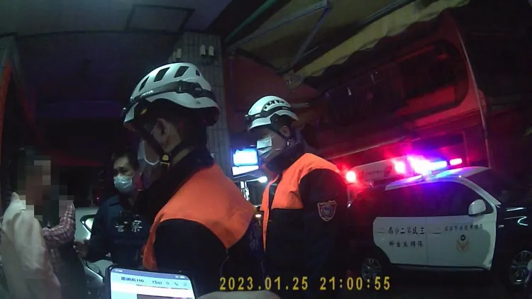 三民區蕭家兄弟酒後打架，警方到場處理。讀者提供