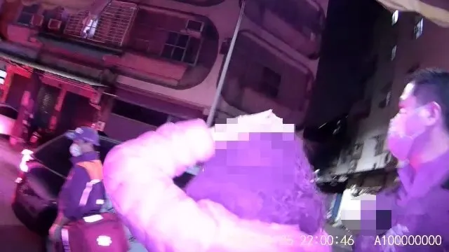 三民區蕭家兄弟酒後打架，警方到場處理，蕭媽媽摀著左額傷口被送醫。讀者提供