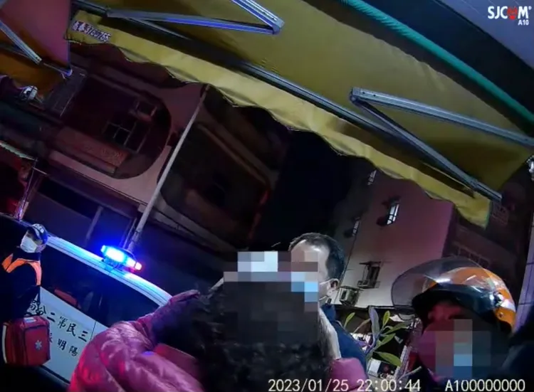 三民區蕭家兄弟酒後打架，警方到場處理，蕭媽媽摀著左額傷口被送醫。讀者提供