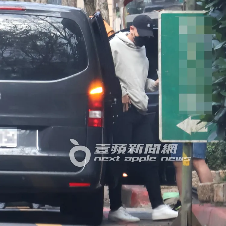 瘦子（右）結束工作，搭保母車回到價值4500萬元的木柵透天別墅下車。特勤中心攝