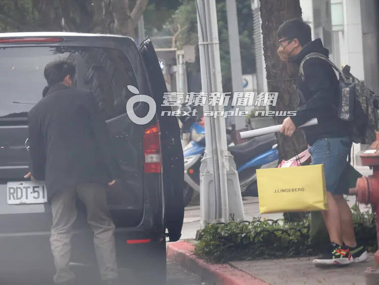 隨後，瘦子助理（右）幫他提著好幾袋禮品準備上車。特勤中心攝