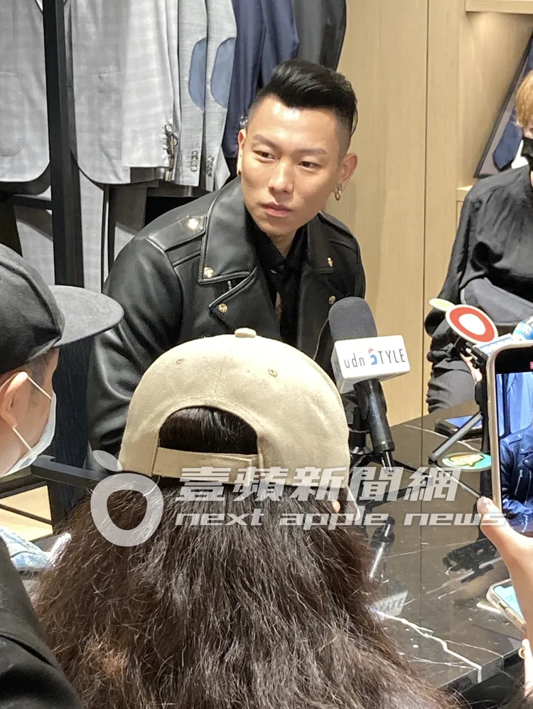 瘦子一身帥氣皮衣夾克，現身台北101出席BOSS品牌活動賺奶粉錢。特勤中心攝