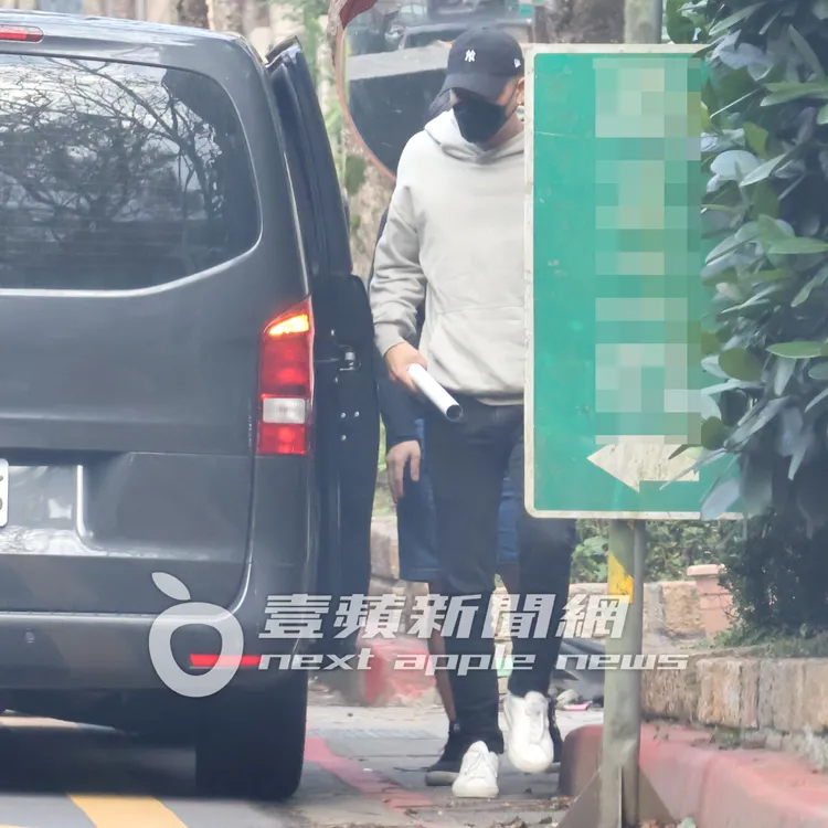 瘦子（右）結束工作，搭乘保母車返回木柵的百坪歐風透天別墅城堡。特勤中心攝