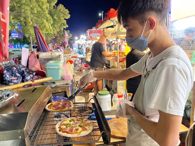 「PIZZA ONE」手工現做披薩，六吋餅皮鋪上滿滿起司絲、餡料，出爐呈現皮薄脆Q又拉絲的獨特披薩。王煌忠攝