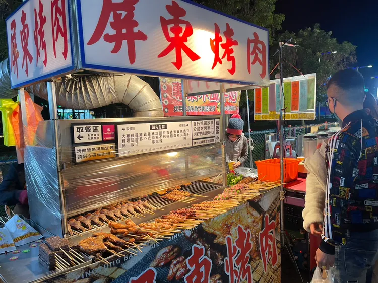「屏東烤肉」每天從市場採購新鮮食材，放在木炭爐上邊烤邊塗上獨家醬料，香氣撲鼻令人停不下口。王煌忠攝