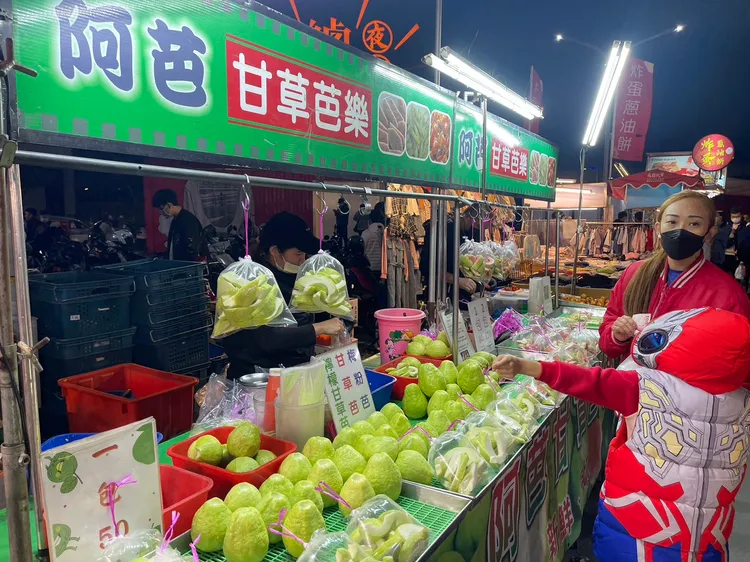 「阿芭甘草芭樂」除了主打現切甘草芭樂外，還有每天精選當季新鮮水果。王煌忠攝