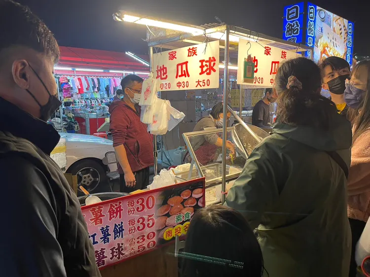 「家族地瓜球」，選用南投地瓜，透過低溫油炸加上高度擠壓後，呈現金黃色澤的地瓜球，香Q脆口感一次滿足。王煌忠攝