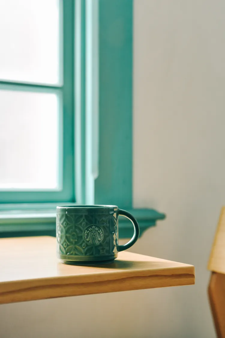 歡慶台南文創門市開幕，星巴克以門市為靈感推出杯身以浮雕工藝結合流釉效果，帶出懷舊古味的「星窗花馬克杯」。業者提供