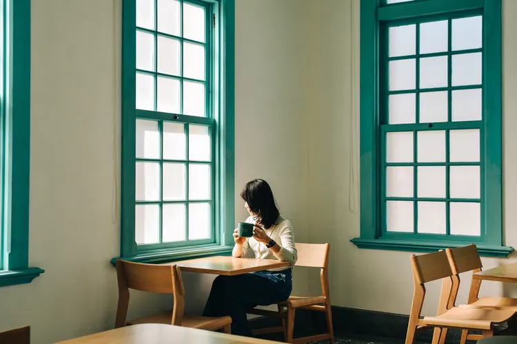 星巴克台南文創門市以紅磚瓦x藍窗花，融合和洋建築語彙，再現復古風華。業者提供