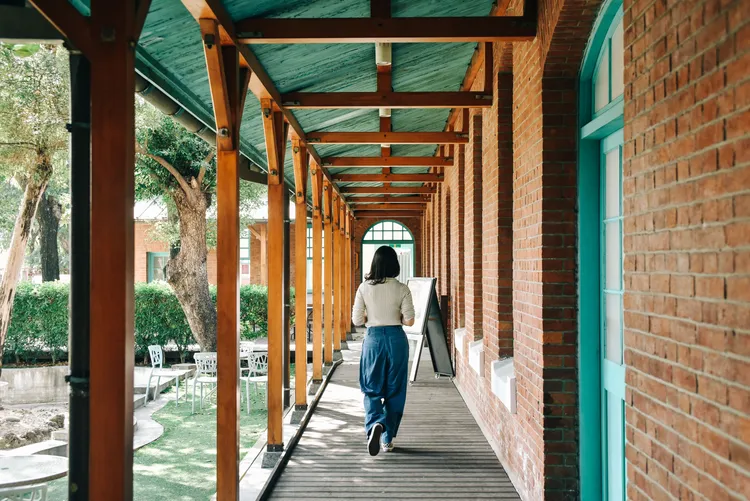 星巴克台南文創門市以紅磚瓦x藍窗花，融合和洋建築語彙，再現復古風華。業者提供