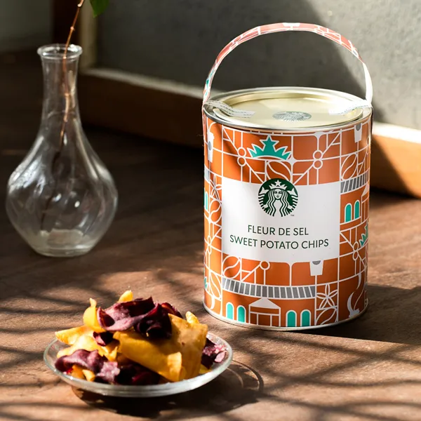 鹽之花雙色脆薯片桶於台南文創門市上市。業者提供