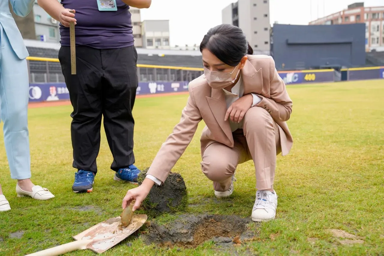 高虹安昨會勘新竹棒球場。新竹市府提供