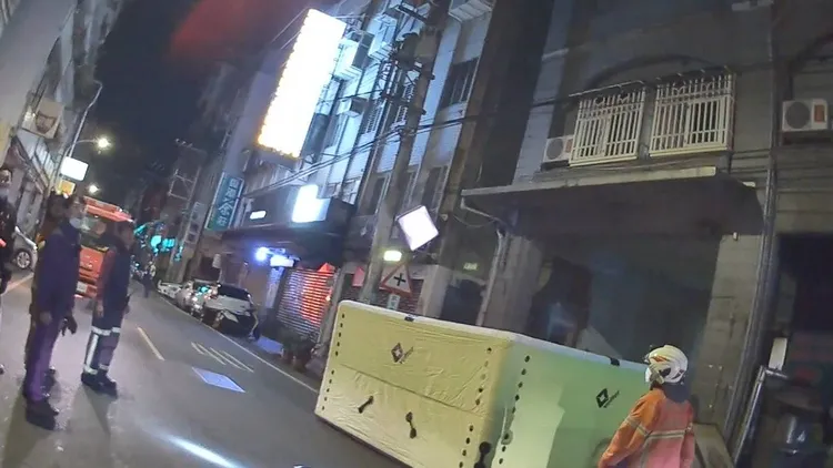 桃園市一名男子因生活不順遂，竟趁酒膽爬出公寓5樓遮雨棚上「透透氣」。翻攝畫面