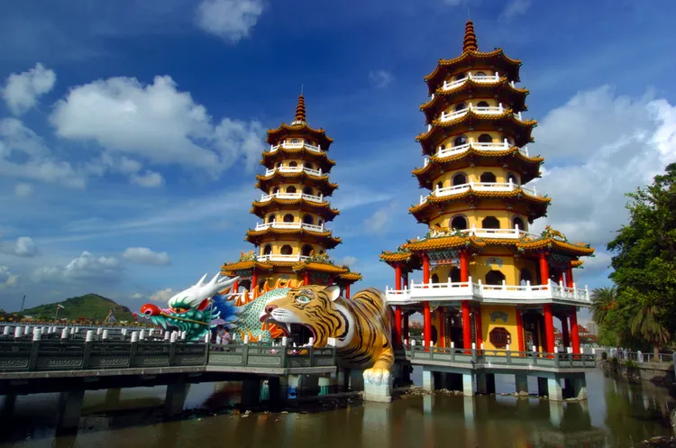 2023高雄燈會將於初五在蓮池潭展開。圖為蓮池潭洪虎塔風景。高市府提供