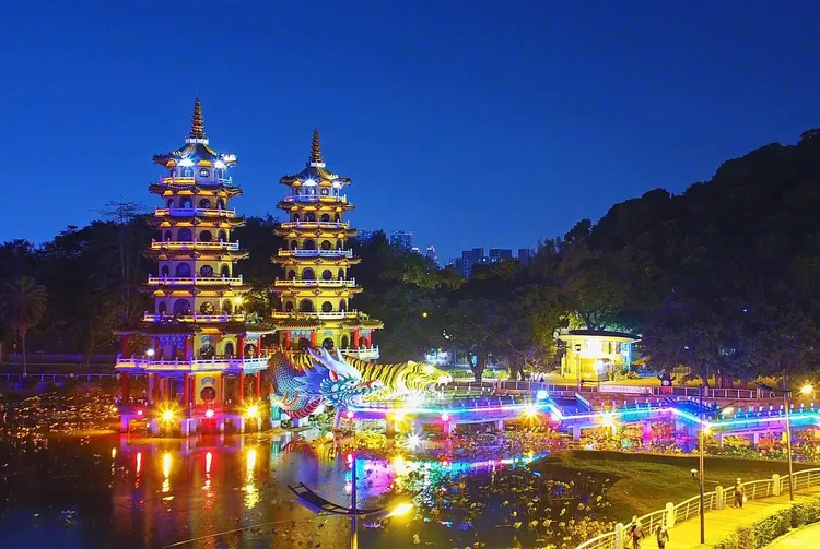 2023高雄燈會將於初五在蓮池潭展開。圖為左營蓮池潭龍虎塔夜景。高市府提供