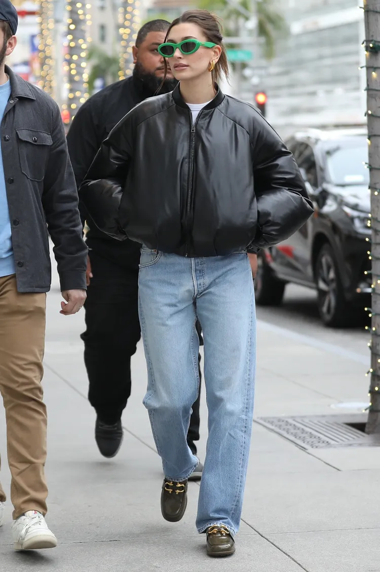 海莉畢柏以輕鬆的丹寧褲造型，搭配BOTTEGA VENETA飾有金屬扣環的Monsieur平底鞋，整體態度十足。品牌提供