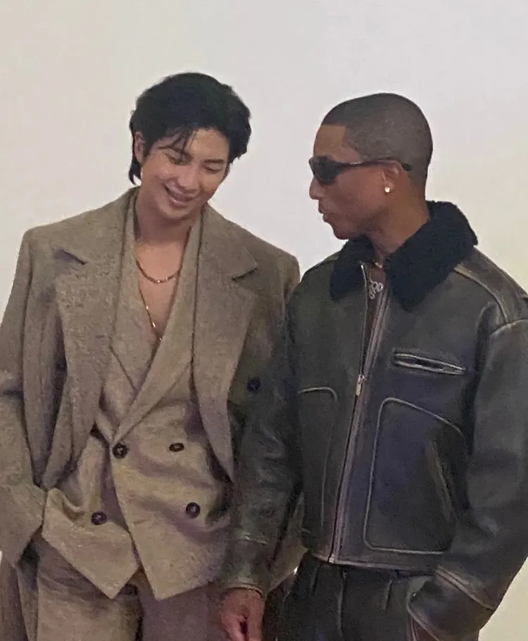 RM（左）穿上全套義大利精品BOTTEGA VENETA造型，與嘻哈歌手Pharrell Williams一同登上美國《滾石》雜誌封面。翻攝rkive IG