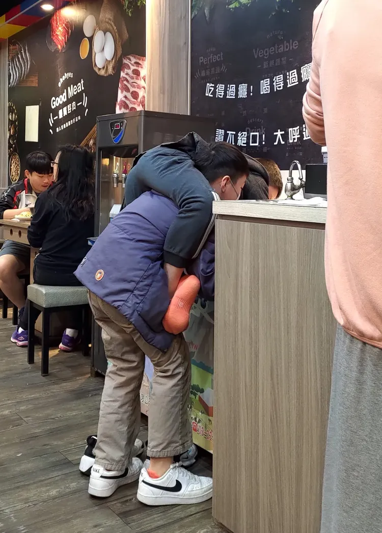 哥哥背著弟弟挖冰淇淋。翻攝「路上觀察學院」臉書