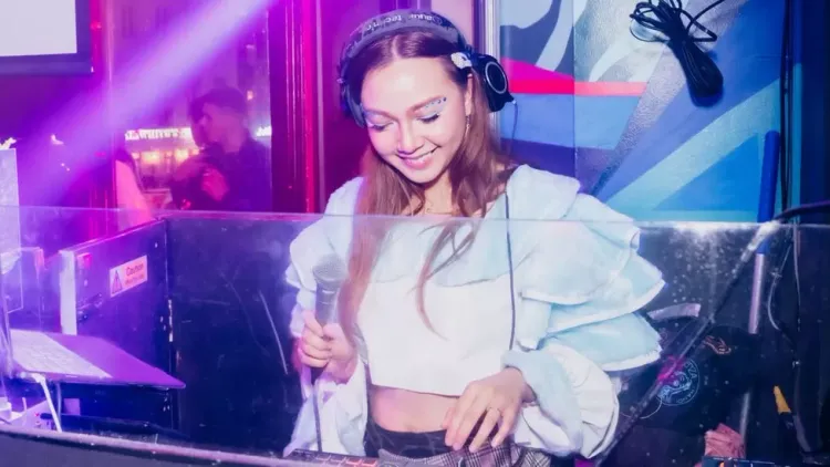 莎發現不喝酒後，能存下好大一筆錢。BBC