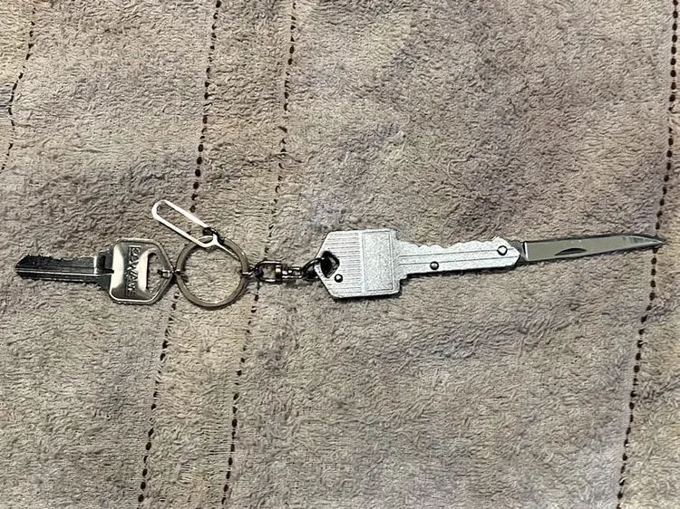 警方查扣翁男持有得鑰匙刀。翻攝畫面