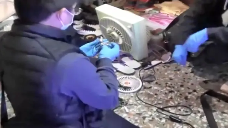 警方搜索翁男住處。翻攝畫面