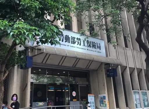 421萬人注意!紓困10萬貸款已撥6.3萬人 勞保、年金給付下周刷存摺